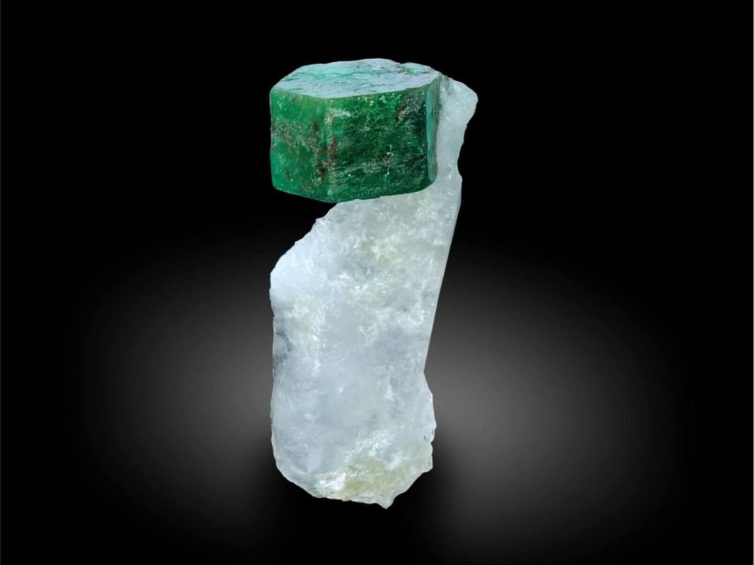 candy-emerald-on-quartz-featured