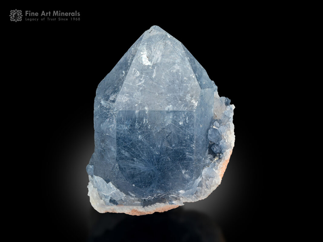 Dumortierite-included quartz from Vaca Morta quarry, Serra da Vereda, Boquira, Bahia, Brazil.