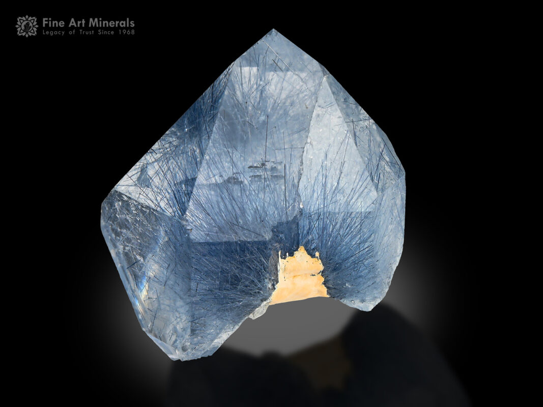 Dumortierite-included quartz from Vaca Morta quarry, Serra da Vereda, Boquira, Bahia, Brazil.